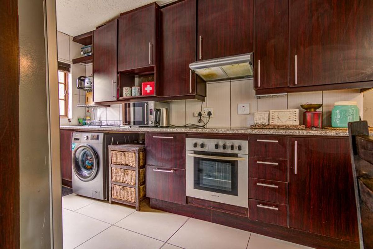 Townhouse For Sale in Glen Marais, Kempton Park - Photo 3