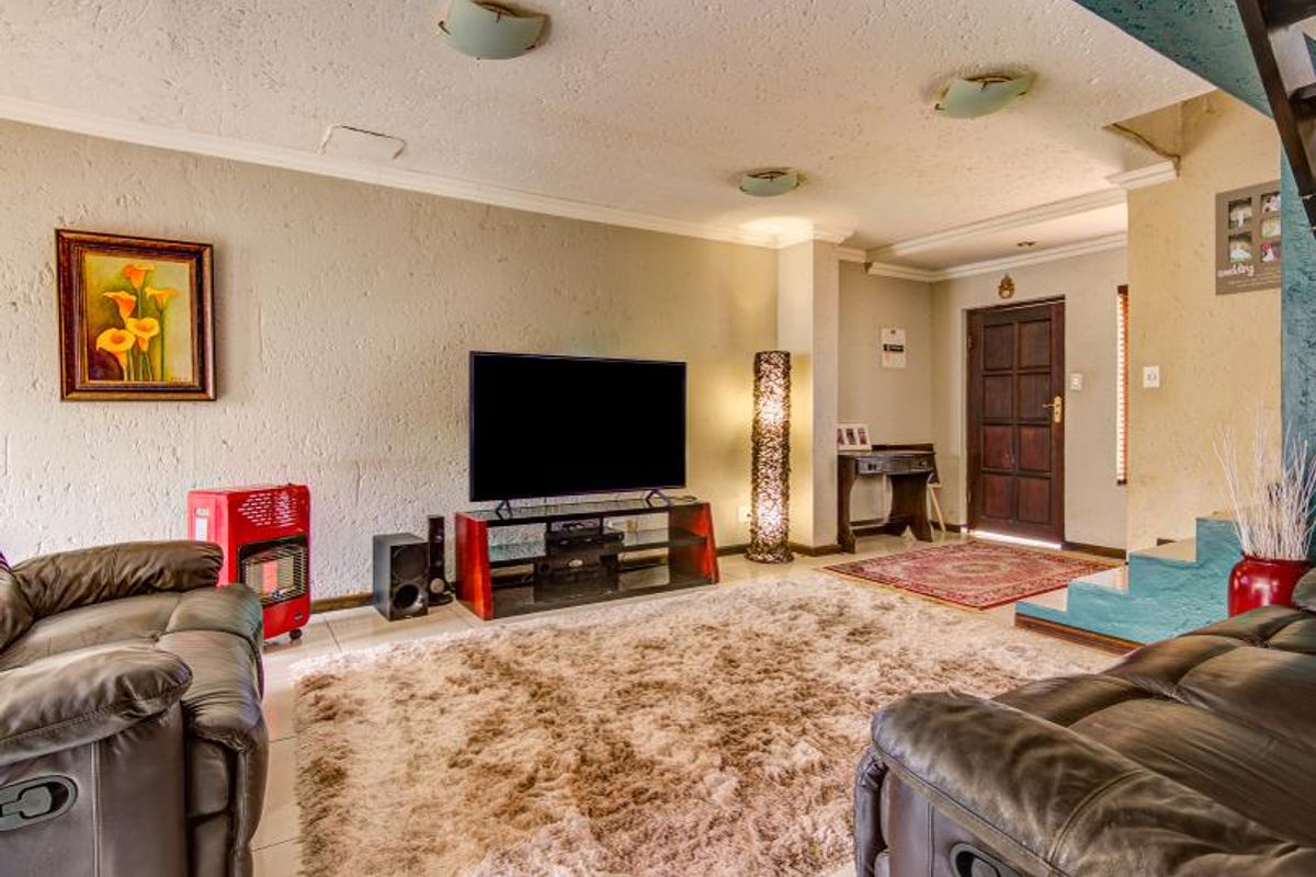 Townhouse For Sale in Glen Marais, Kempton Park - Photo 5