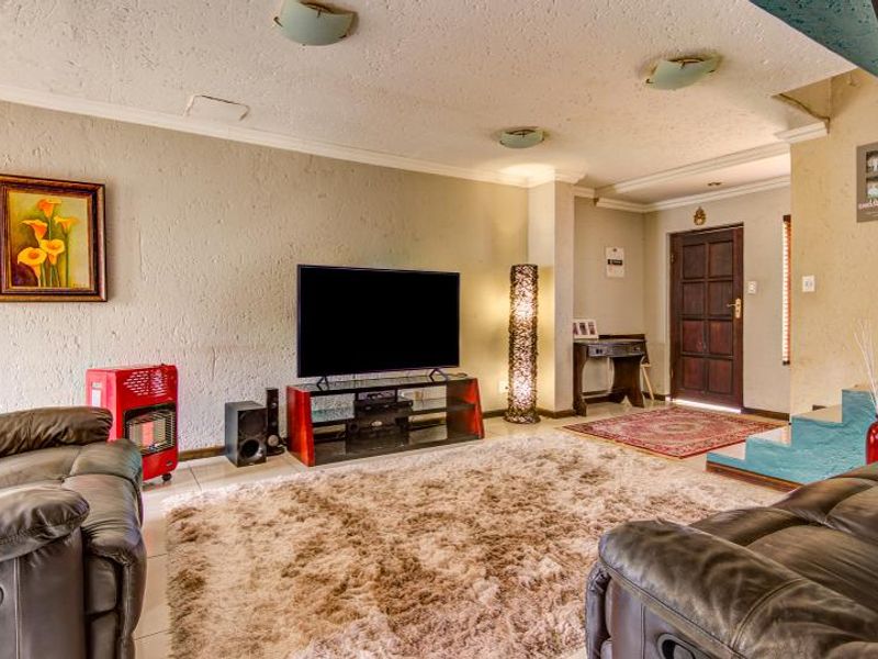 Townhouse For Sale in Glen Marais, Kempton Park - Photo 5