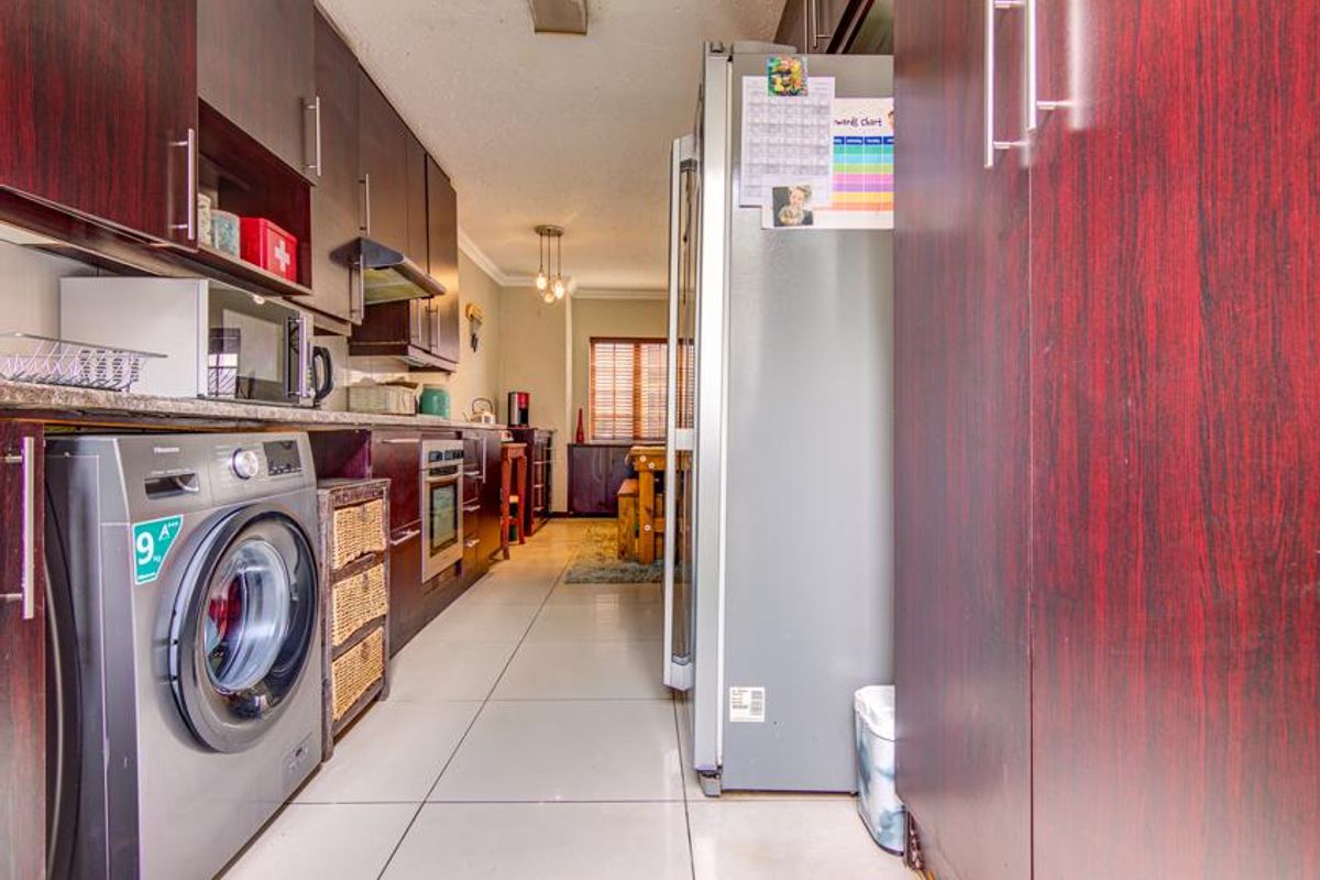 Townhouse For Sale in Glen Marais, Kempton Park - Photo 4