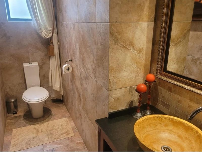 Exclusive VIP Waterfront living! Open to offers! - Photo 10