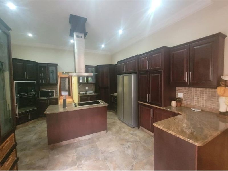 Exclusive VIP Waterfront living! Open to offers! - Photo 8