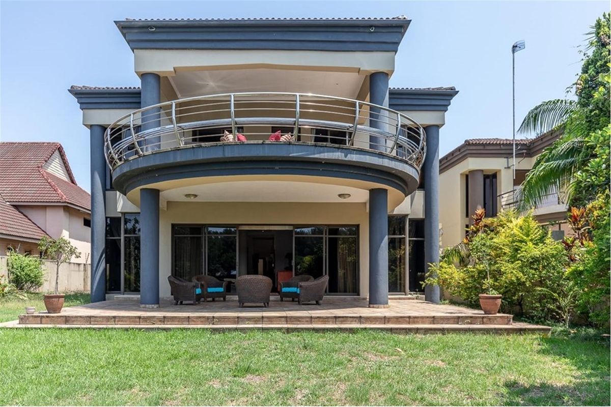 Exclusive VIP Waterfront living! Open to offers! - Photo 3