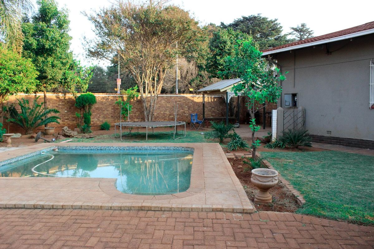 House For Sale in Dalview, Brakpan - Photo 2