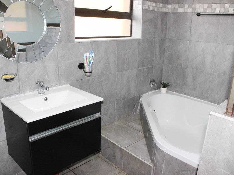 House For Sale in Dalview, Brakpan - Photo 5