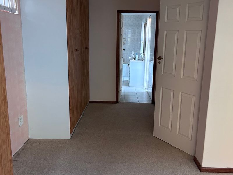 2 Bedroom House in Clovelly - Photo 3