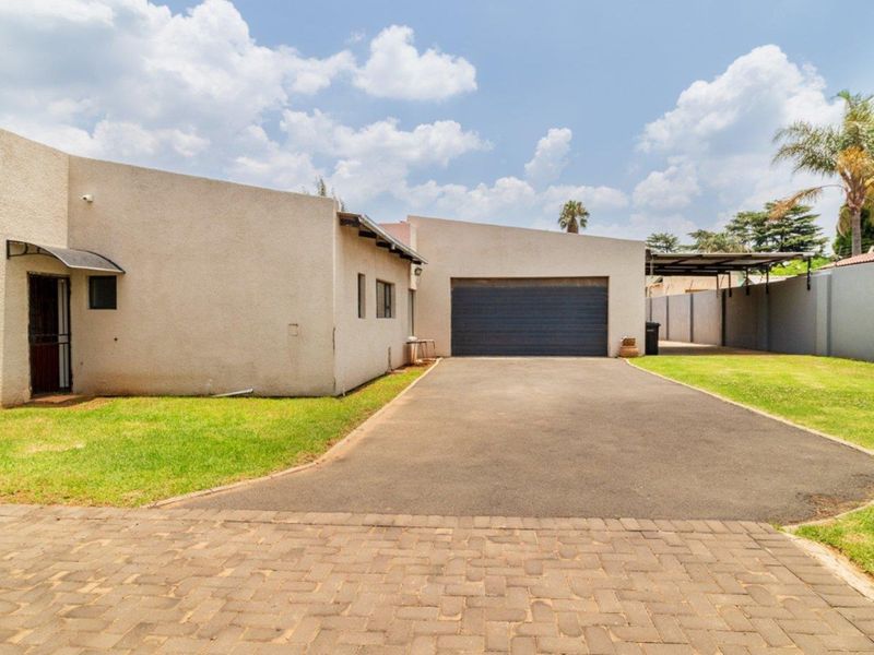 Spacious Family 3 Bedroom House in Bonaero Park - Photo 2