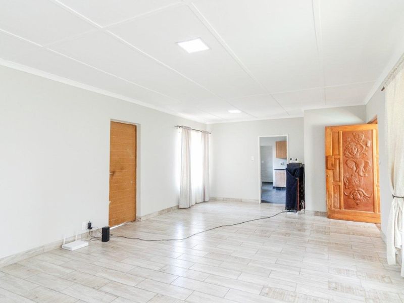 Spacious Family 3 Bedroom House in Bonaero Park - Photo 10