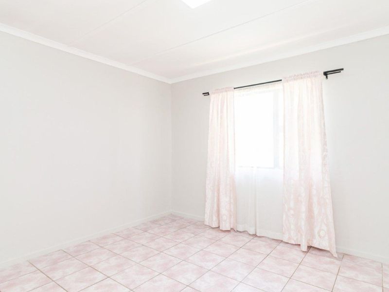 Spacious Family 3 Bedroom House in Bonaero Park - Photo 9