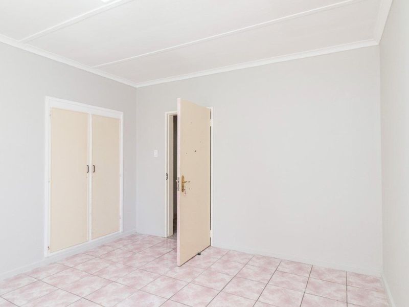 Spacious Family 3 Bedroom House in Bonaero Park - Photo 8