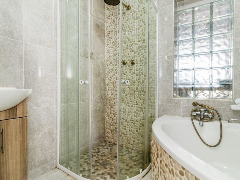 Spacious Family 3 Bedroom House in Bonaero Park - Photo 7