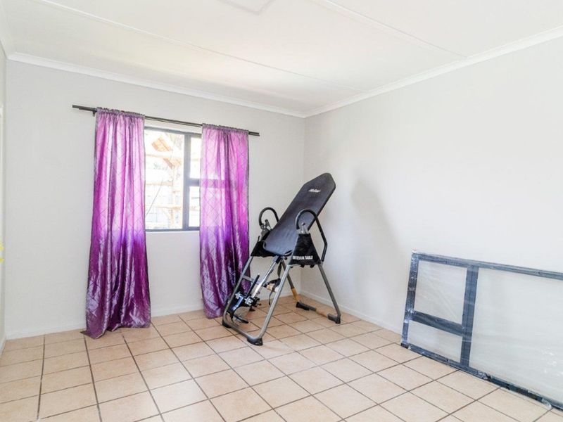 Spacious Family 3 Bedroom House in Bonaero Park - Photo 6