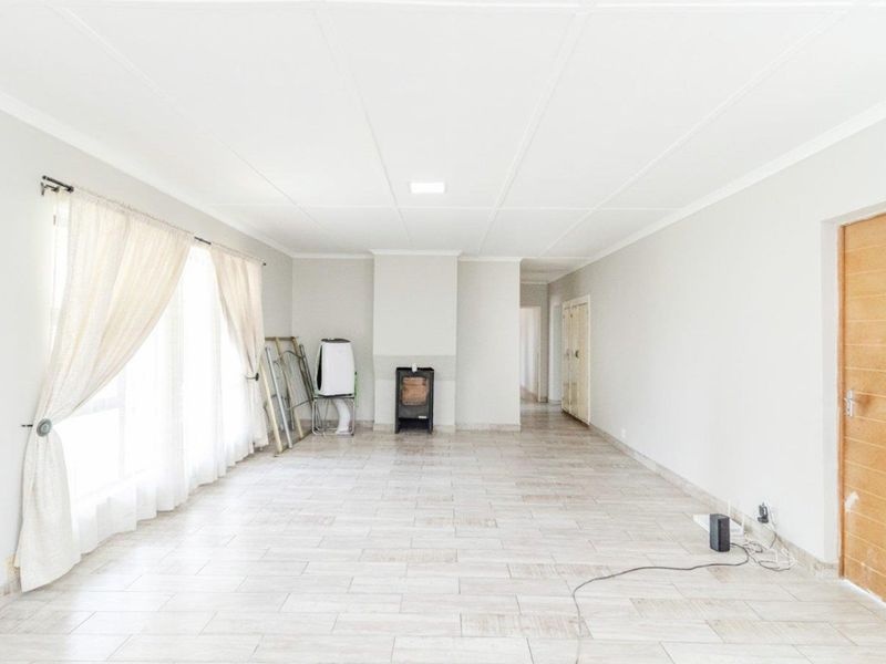 Spacious Family 3 Bedroom House in Bonaero Park - Photo 4