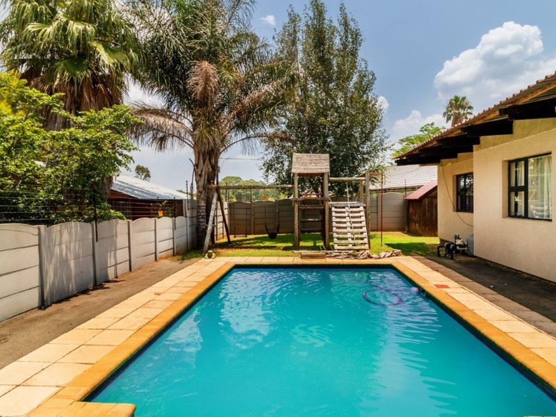 Spacious Family 3 Bedroom House in Bonaero Park - Photo 3