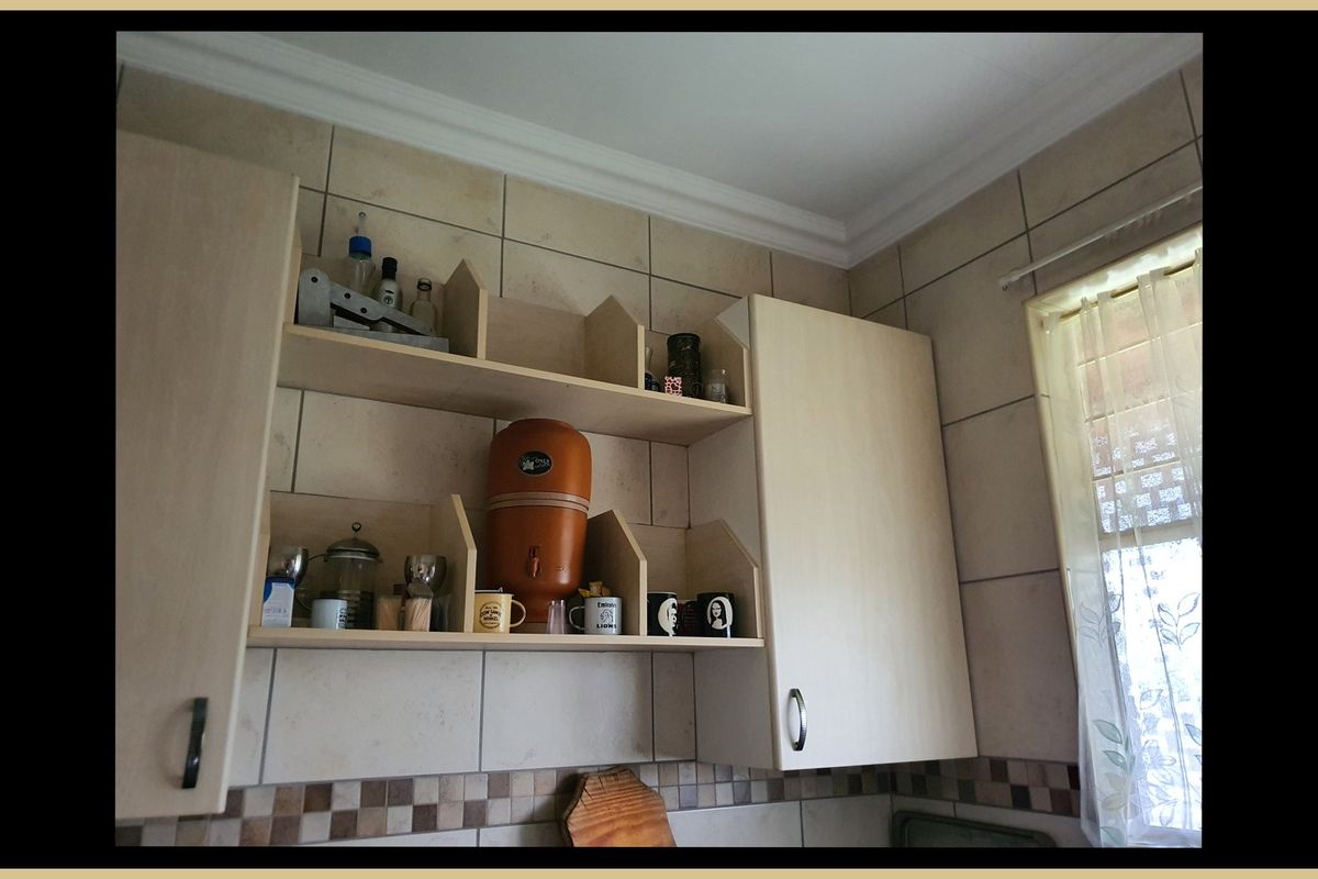 2 Bedroom Flat - To Rent - Horizon View, Roodepoort  - Photo 2