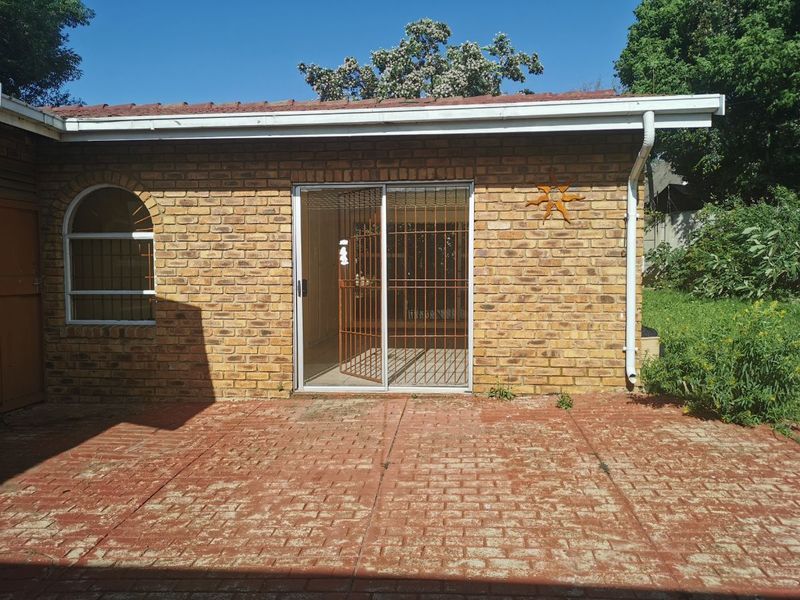 Secure 1-Bed And 1-Bath, Furnished Kitchen Cottage In Norkem Park Ext 3 - Photo 10