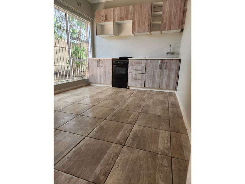 Secure 1-Bed And 1-Bath, Furnished Kitchen Cottage In Norkem Park Ext 3 - Photo 3