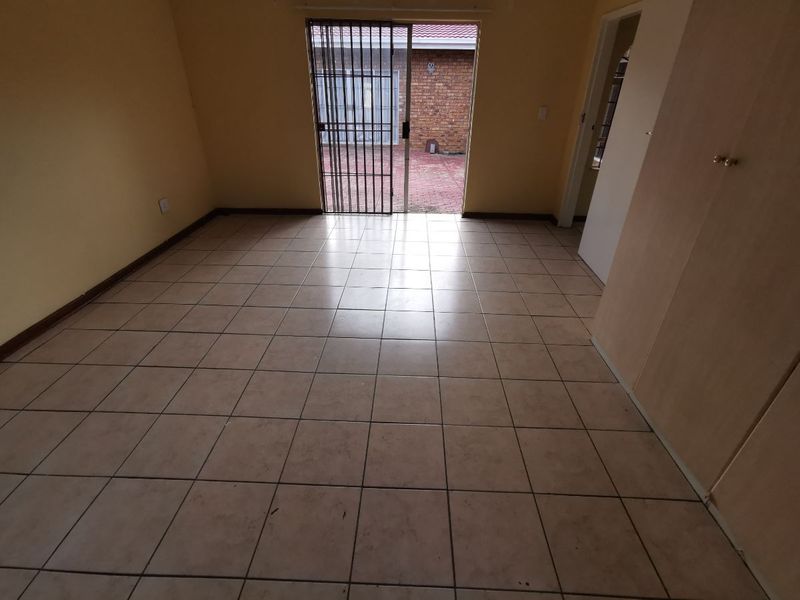 Secure 1-Bed And 1-Bath, Furnished Kitchen Cottage In Norkem Park Ext 3 - Photo 9