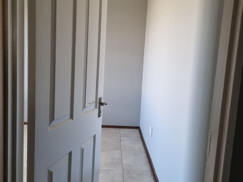 Secure 3-Bedroom And 1-Bathroom Duet In Aerorand! - Photo 9