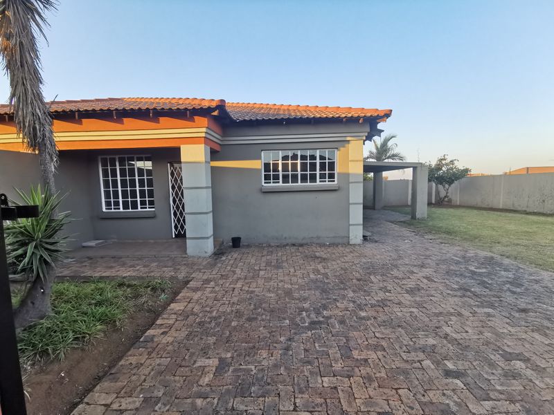 Secure 3-Bedroom And 1-Bathroom Duet In Aerorand! - Photo 3