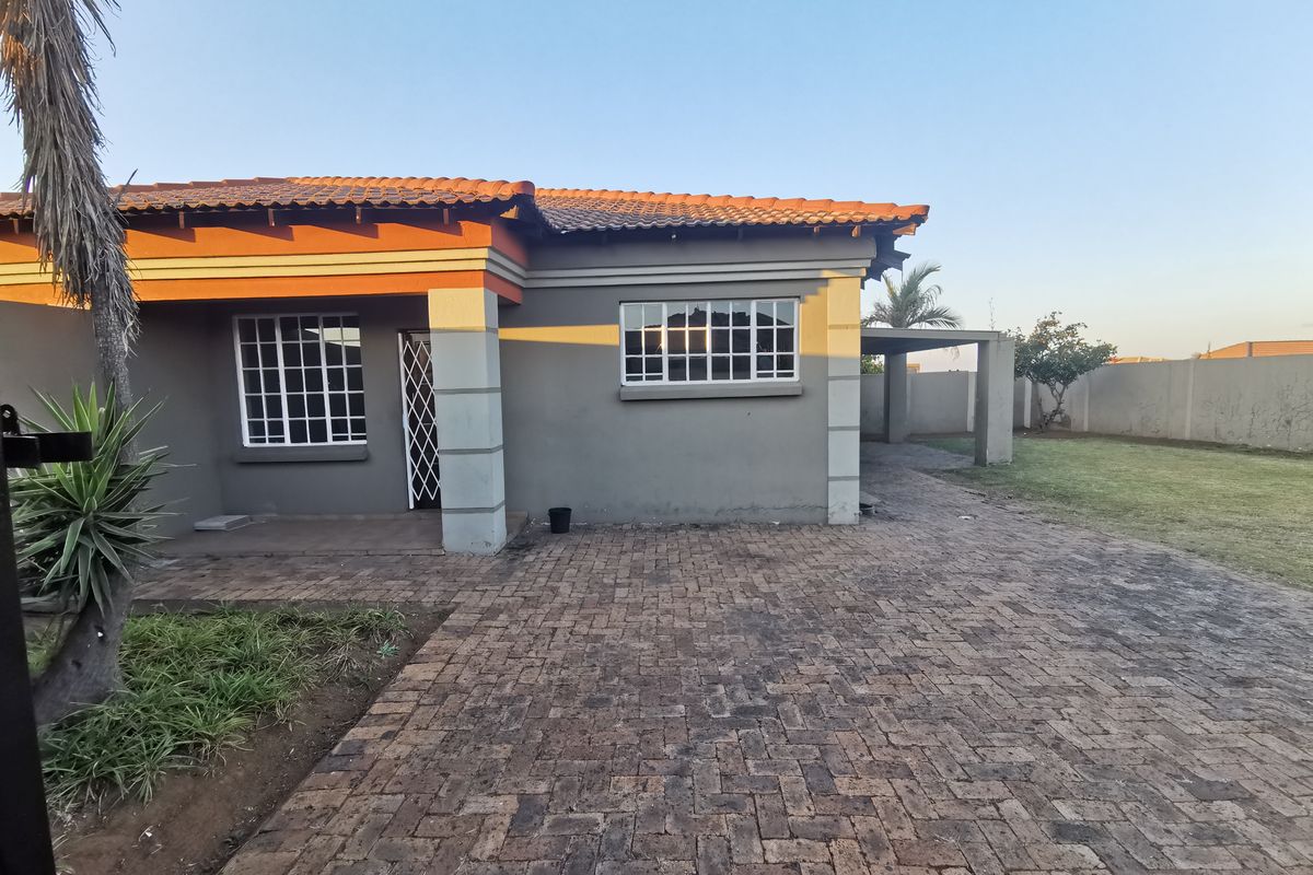 Secure 3-Bedroom And 1-Bathroom Duet In Aerorand! - Photo 3