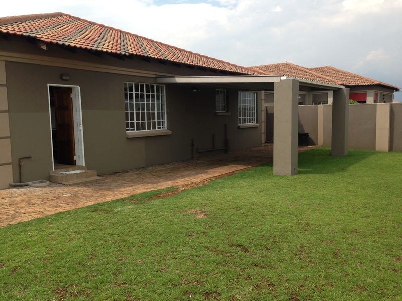 Secure 3-Bedroom And 1-Bathroom Duet In Aerorand! - Photo 2