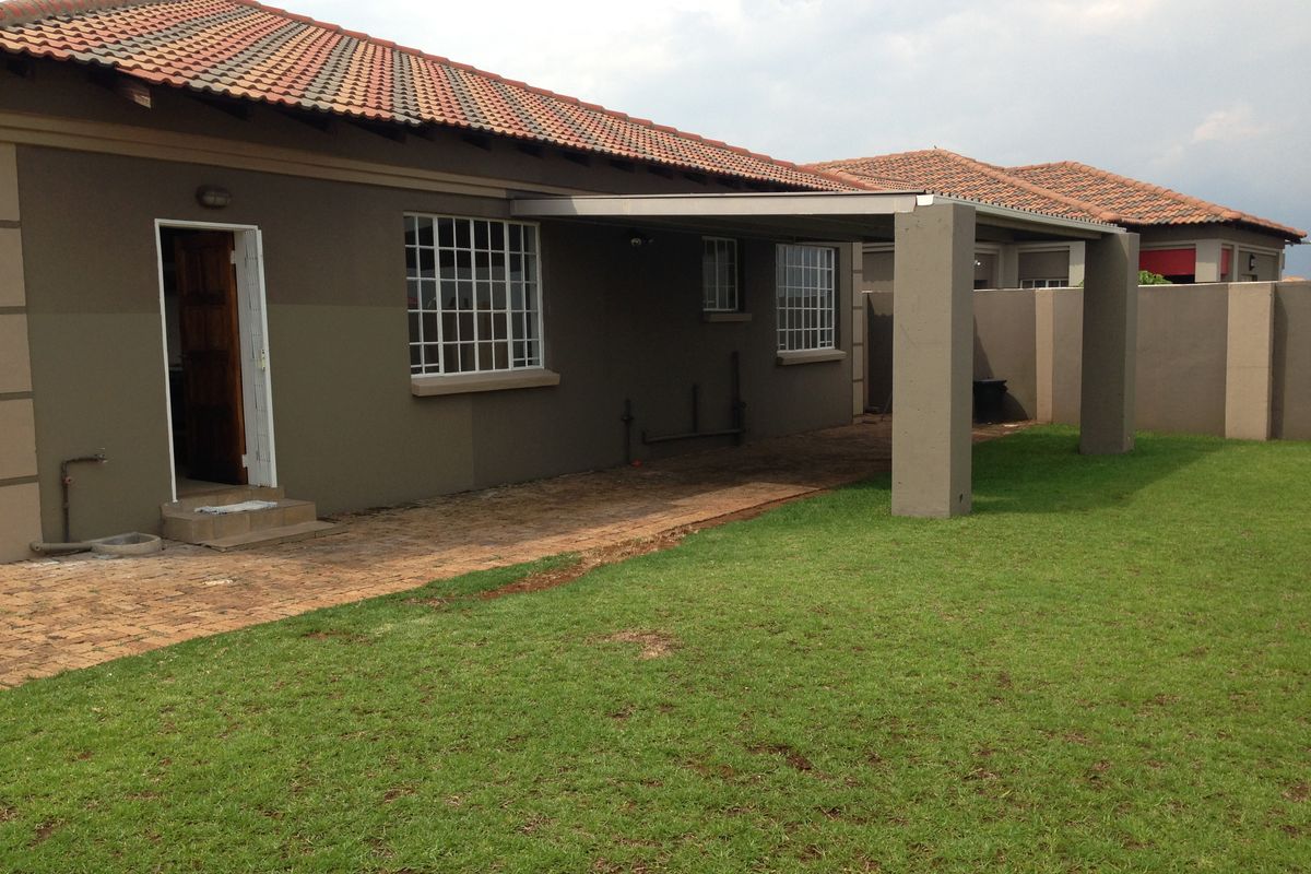 Secure 3-Bedroom And 1-Bathroom Duet In Aerorand! - Photo 2