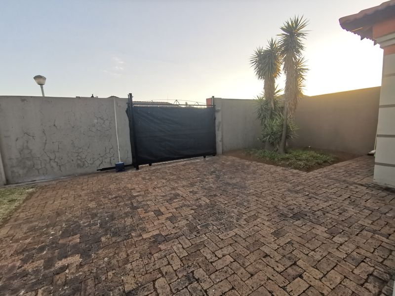 Secure 3-Bedroom And 1-Bathroom Duet In Aerorand! - Photo 4