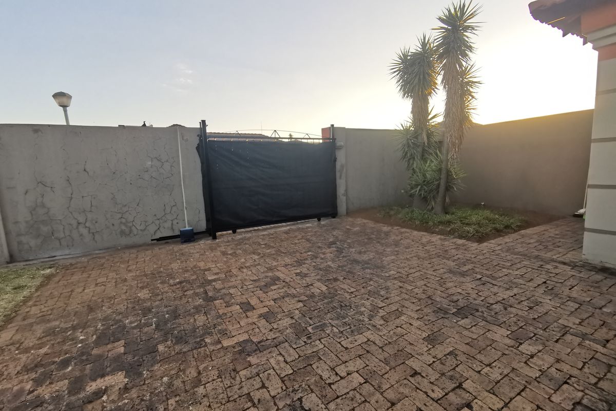 Secure 3-Bedroom And 1-Bathroom Duet In Aerorand! - Photo 4