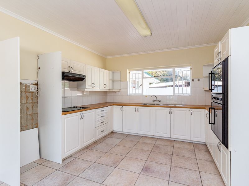 Beautiful 4-Bedroom And 2-Bath In Pinelands - Photo 8