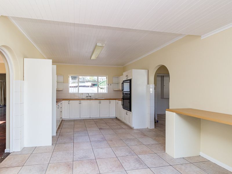 Beautiful 4-Bedroom And 2-Bath In Pinelands - Photo 7