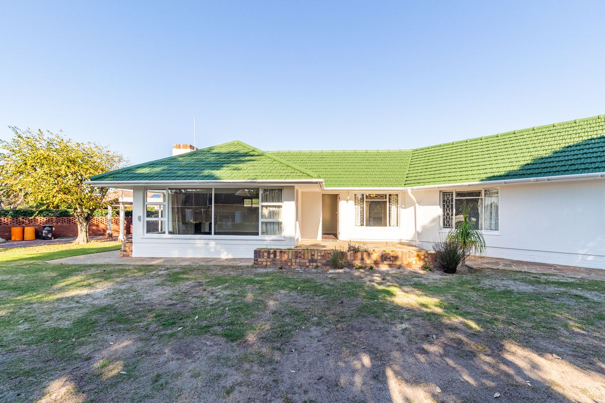 Beautiful 4-Bedroom And 2-Bath In Pinelands - Photo 3