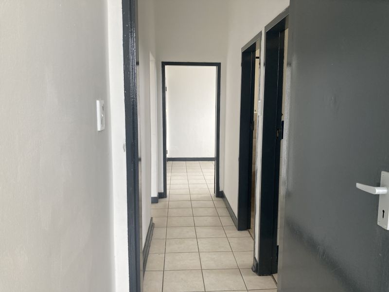 Newly Renovated Flat With 2-Bed And 2-Bath, Ideal For Families - Photo 8