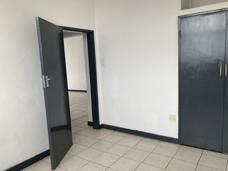 Newly Renovated Flat With 2-Bed And 2-Bath, Ideal For Families - Photo 6