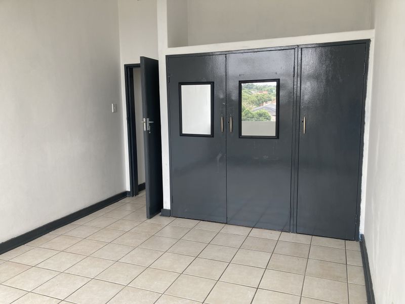 Newly Renovated Flat With 2-Bed And 2-Bath, Ideal For Families - Photo 9