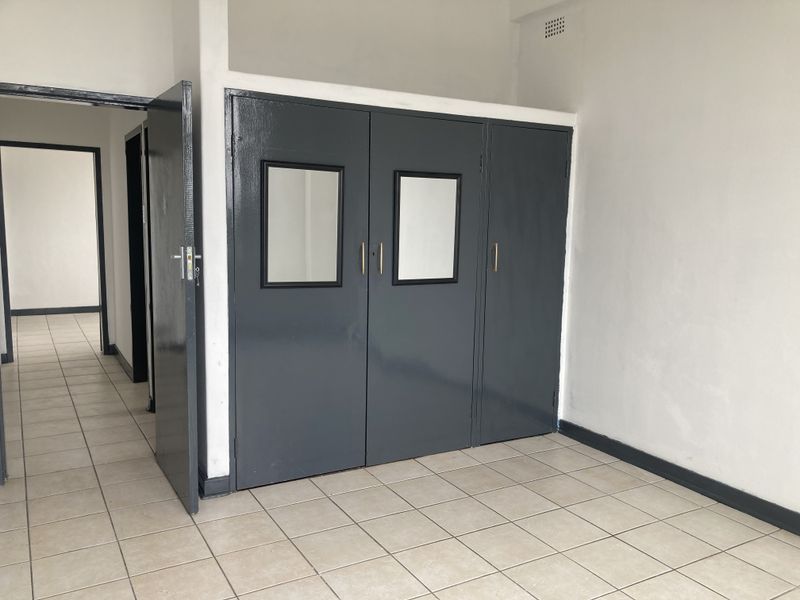 Newly Renovated Flat With 2-Bed And 2-Bath, Ideal For Families - Photo 10