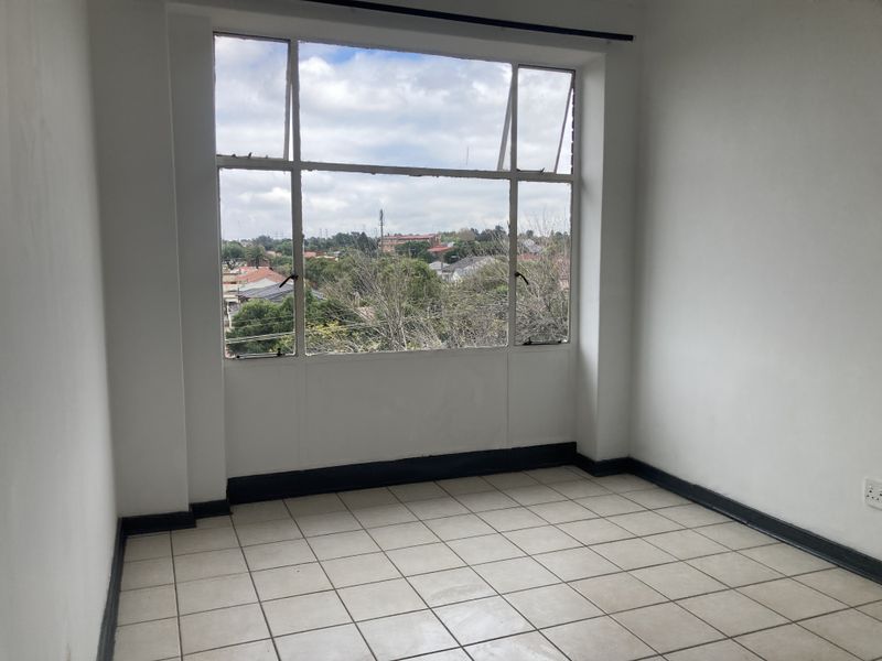 Newly Renovated Flat With 2-Bed And 2-Bath, Ideal For Families - Photo 4