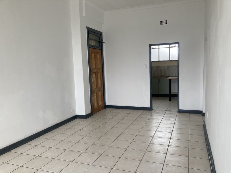 Newly Renovated Flat With 2-Bed And 2-Bath, Ideal For Families - Photo 3