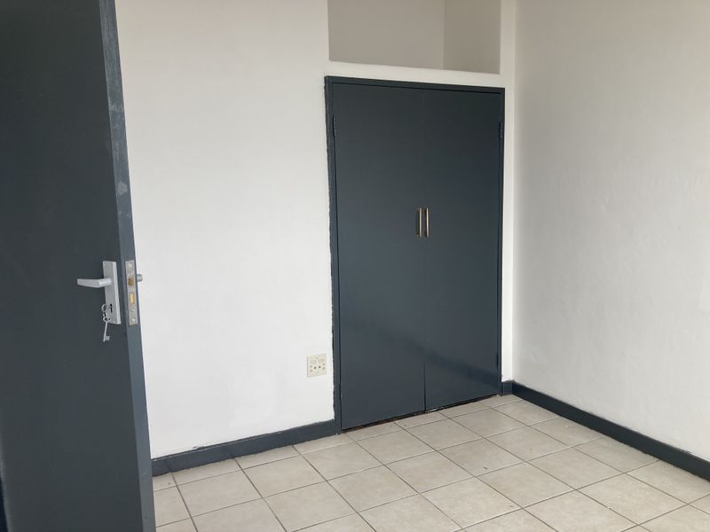 Newly Renovated Flat With 2-Bed And 2-Bath, Ideal For Families - Photo 5