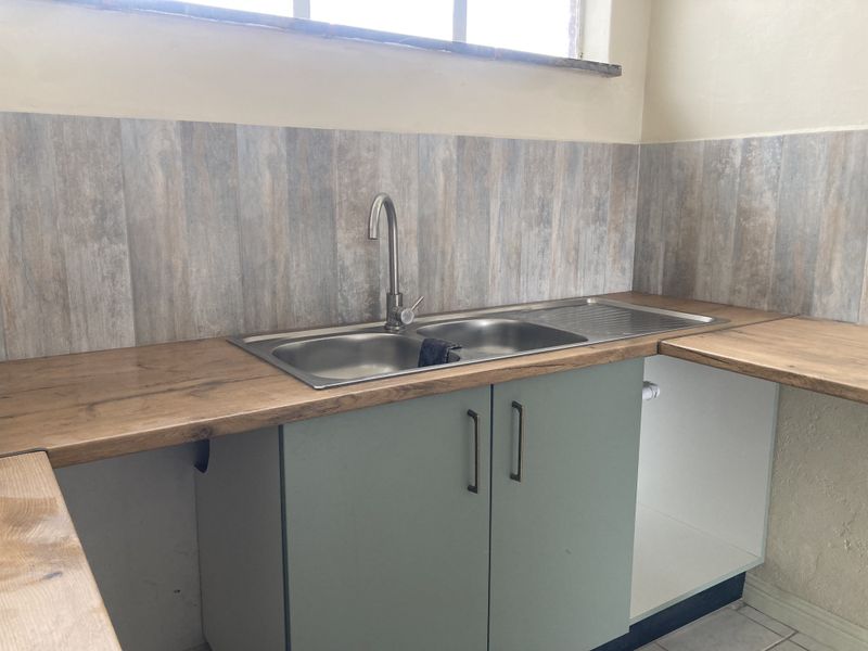 Newly Renovated Flat With 2-Bed And 2-Bath, Ideal For Families - Photo 2