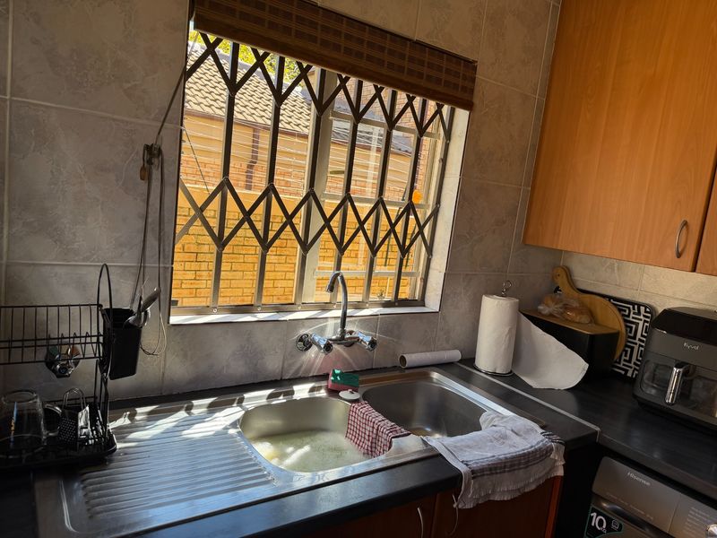 Secure 3-bedroom And 2-bathroom Duplex In Flora Haase Road, Amorosa - Photo 2