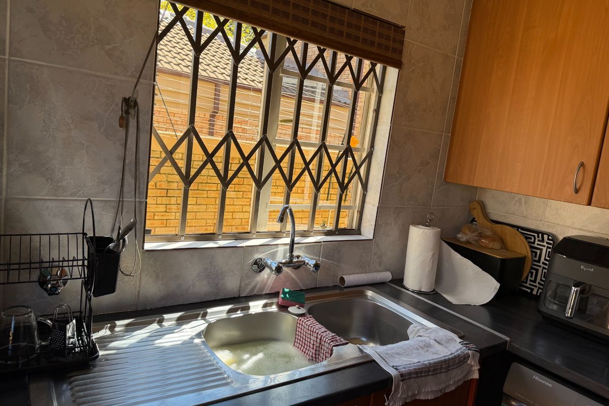 Secure 3-bedroom And 2-bathroom Duplex In Flora Haase Road, Amorosa - Photo 2