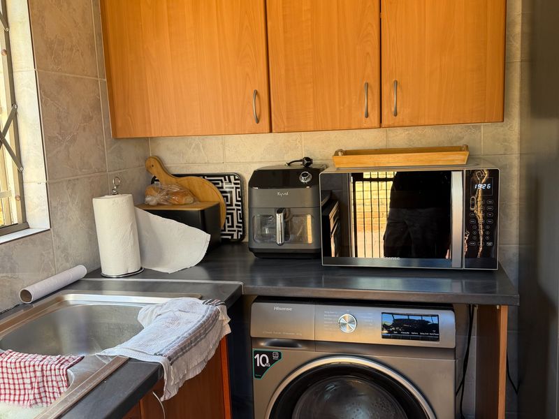 Secure 3-bedroom And 2-bathroom Duplex In Flora Haase Road, Amorosa - Photo 3