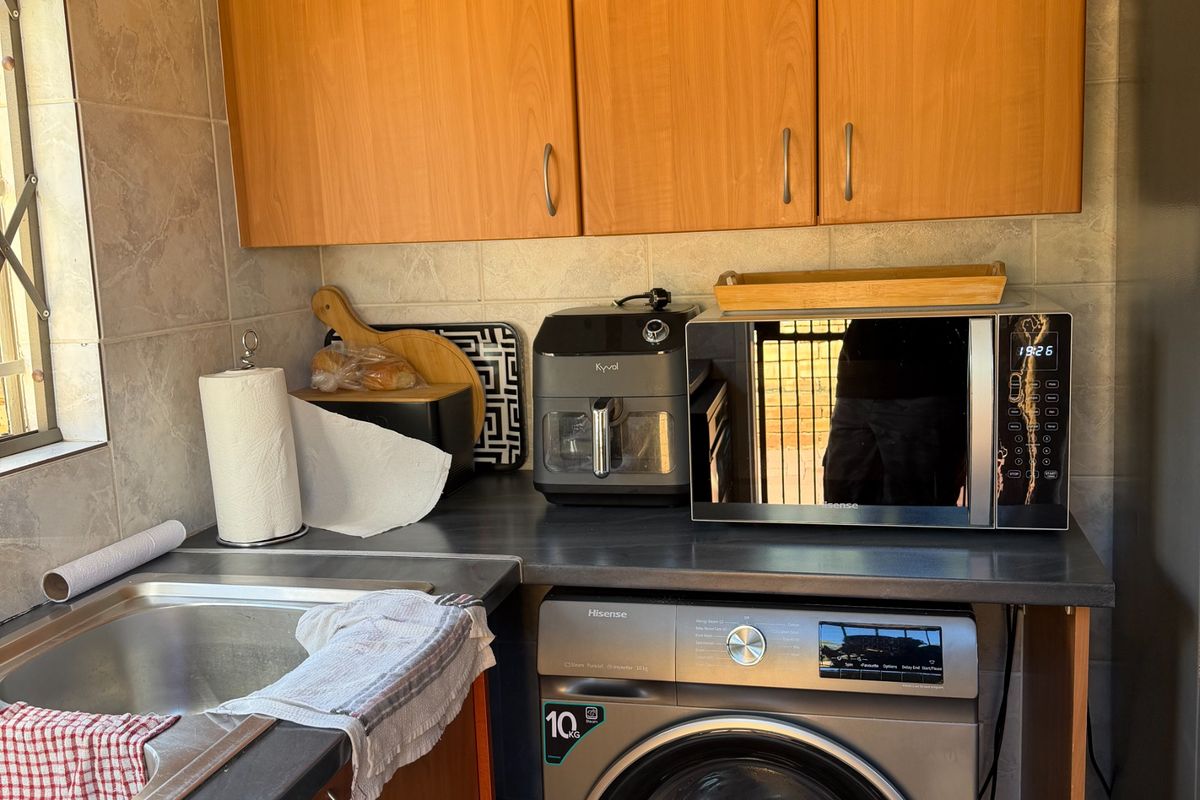 Secure 3-bedroom And 2-bathroom Duplex In Flora Haase Road, Amorosa - Photo 3