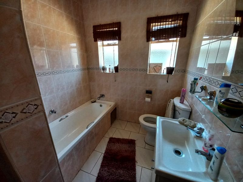 Beautiful, Spacious 4 Bed 2,5 Bath Home With Big Garden. - Photo 9