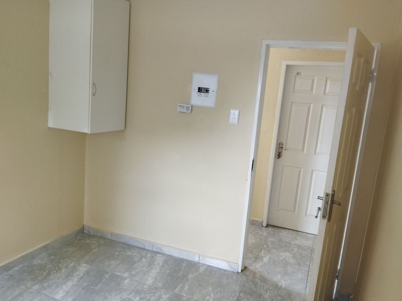 Newly Built Secured 1-bedroom And 1-bathroom Bachelor Apartment - Photo 5