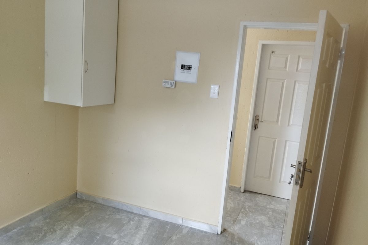 Newly Built Secured 1-bedroom And 1-bathroom Bachelor Apartment - Photo 5