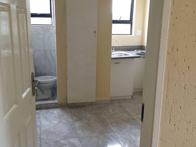 Newly Built Secured 1-bedroom And 1-bathroom Bachelor Apartment - Photo 7