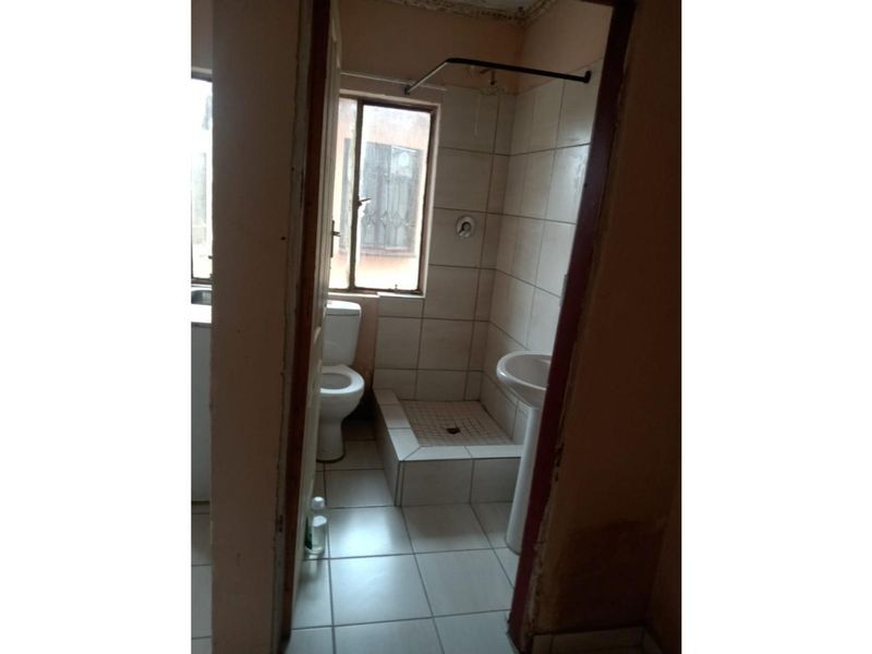 Spacious 1-bedroom And 1-bathroom Apartment In Protea Glen - Photo 9