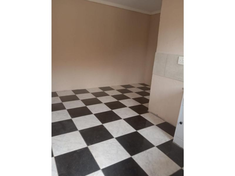 Spacious 1-bedroom And 1-bathroom Apartment In Protea Glen - Photo 5